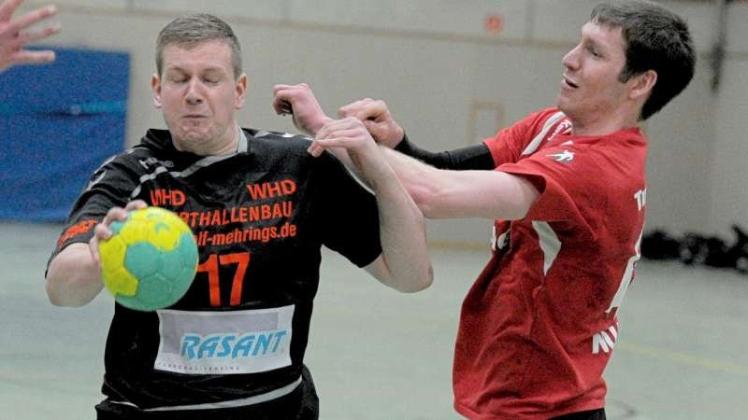 Augen zu und durch: Yannik Lau (links) und die HSG Grüppenbühren/Bookholzberg wollen sich im Titelrennen der Handball-Landesliga nicht aufhalten lassen. 