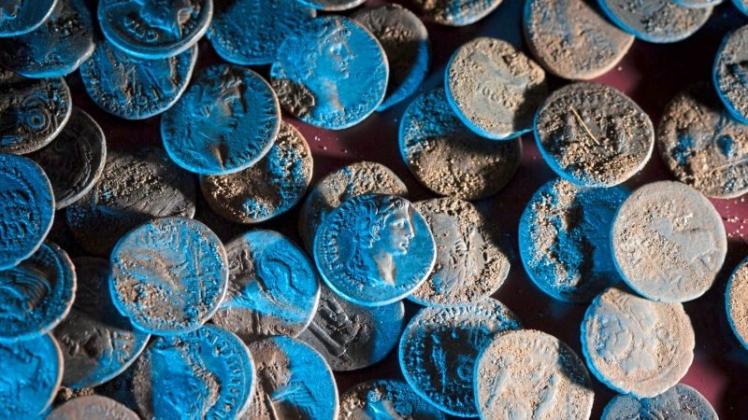 190 Silbermünzen haben Wissenschaftler bei Ausgrabungsarbeiten in Kalkriese gefunden. 