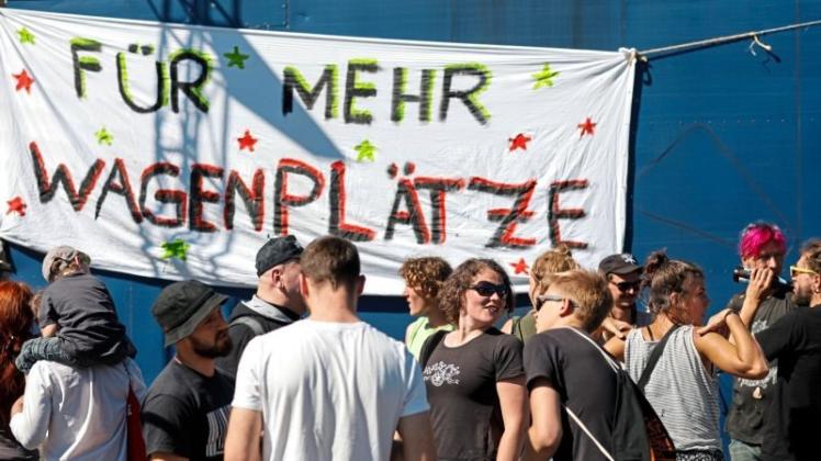 Am Freitagnachmittag haben knapp 200 Personen für den Erhalt der Osnabrücker Wagenburg am Finkenhügel demonstriert. 