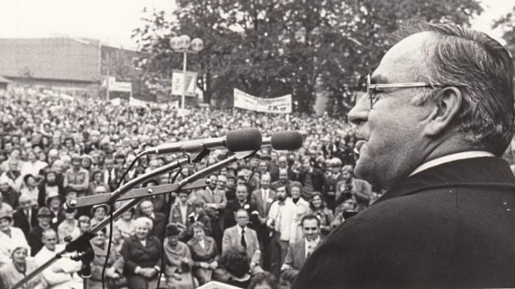 Er genoss sichtlich den Wahlkampf vor großen Zuhörermassen: Helmut Kohl sprach im September 1976 als Kanzlerkandidat der CDU auf dem Delmenhorster Rathausplatz. Er genoss sichtlich den Wahlkampf vor großen Zuhörermassen: Helmut Kohl sprach im September 1976 als Kanzlerkandidat der CDU auf dem Delmenhorster Rathausplatz.
