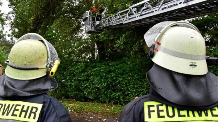 Drehleiter und Rüstwagen der Feuerwehr Ganderkesee waren von Donnerstag bis Samstagnacht 60 Stunden im Einsatz, um Gefahrenstellen zu beseitigen. 