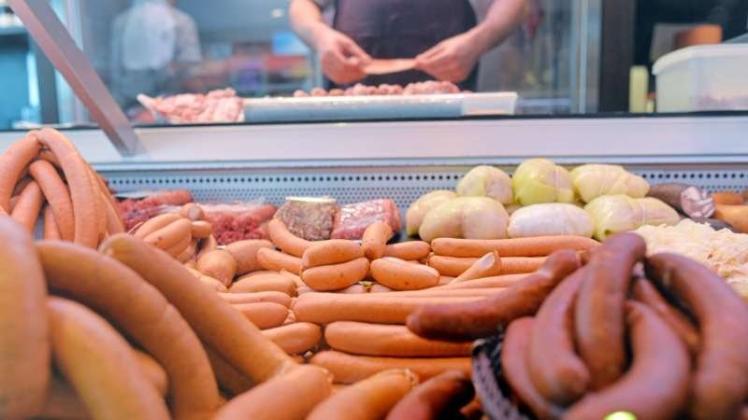 Fleisch- und Wurstwaren besorgen heute viele Verbraucher im Supermarkt. Für die Handwerker in der Lebensmittelbranche geht es dadurch um die Existenz. 