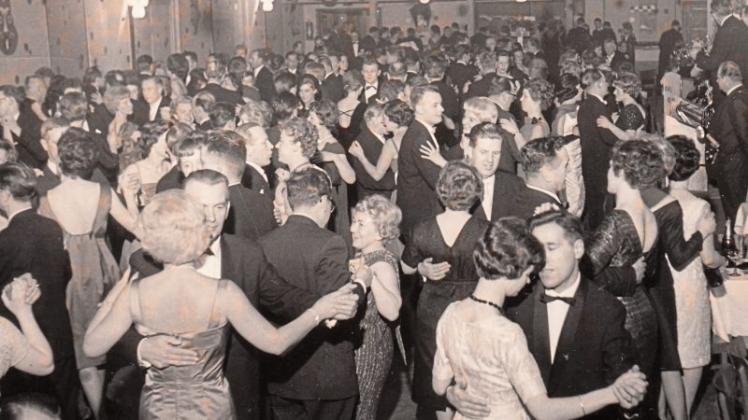 Dicht an dicht drängten sich die Paare auch noch einige Jahre nach der Wiederbelebung der Tanzlokale – wie hier 1963 beim DRK- Winterfest – auf den Tanzflächen in Delmenhorst. 