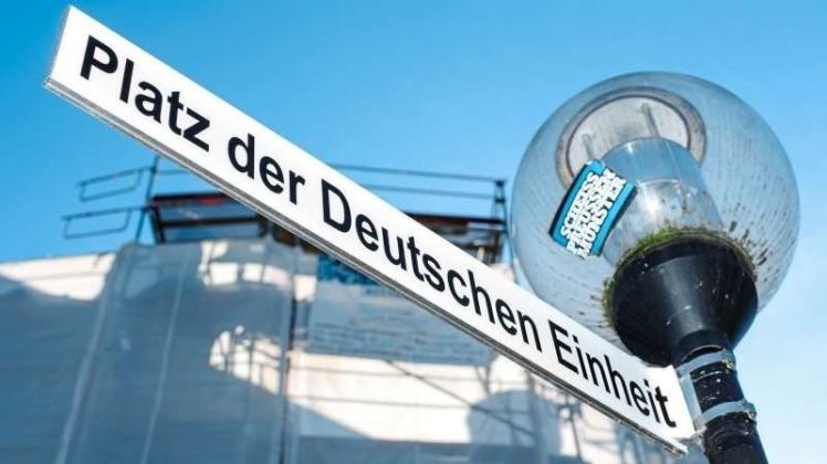 Das Straßenschild mit der Aufschrift „Platz der Deutschen Einheit“ vor dem Theater in Osnabrück. Archivfoto: David Ebener