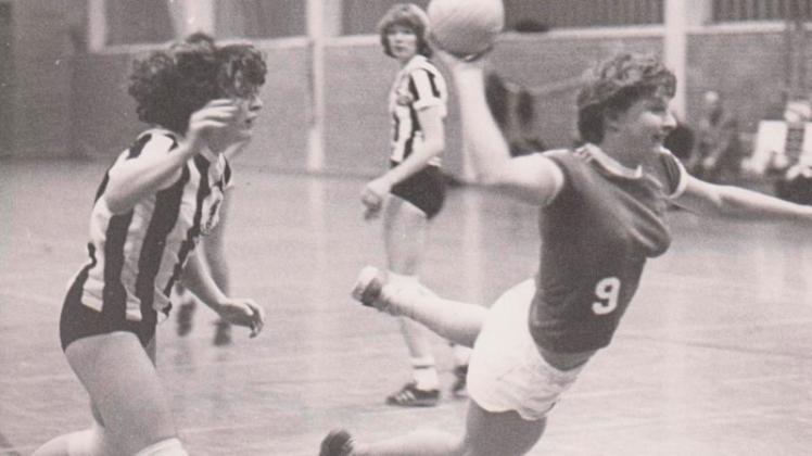 Unser Nostalgiebild zeigt das Handball Spiel der Damen vom TSV Hoyerswege gegen Steinfeld im November 1978. 