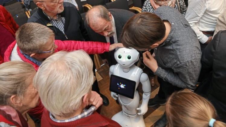 In der Pause hatten die Besucher die Gelegenheit, mit dem Roboter ins Gespräch zu kommen. 