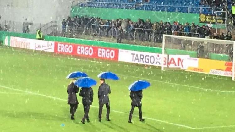 Das Wetter meint es mit Fans und Fußballern nicht gut: In Lotte schneit es. 