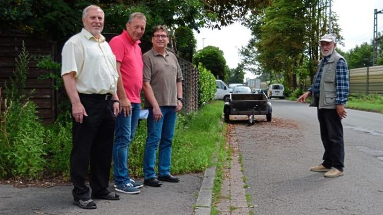 Sie fordern an der Bahn in Bookholzberg eine Sicherheitszone für Fußgänger und Radfahrer: (von links) Otto Sackmann, Carsten Jesußek, Thorsten Busch und Wolfgang Rahl von der UWG. 