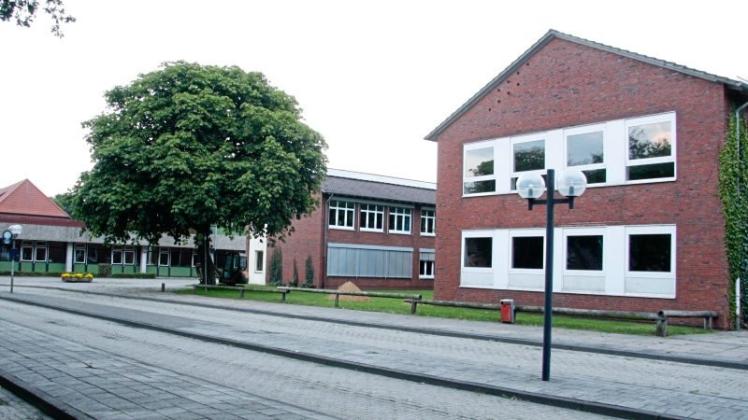 Die Grund- und Oberschule Lathen wird für rund 1 Millionen Euro saniert. Die Grundschule soll vom Gebäude an der Straße Heidswiemoor in die frühere Realschule im Hauptkomplex umziehen. 