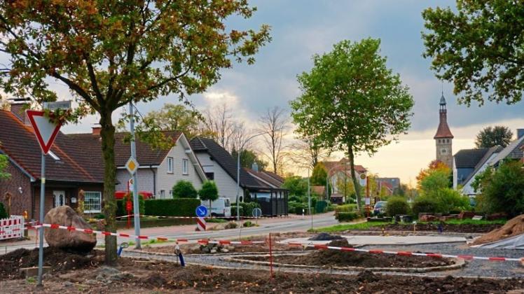 Die Arbeiten auf dem Dorfeingangsplatz in Schwege sind in vollem Gange. 