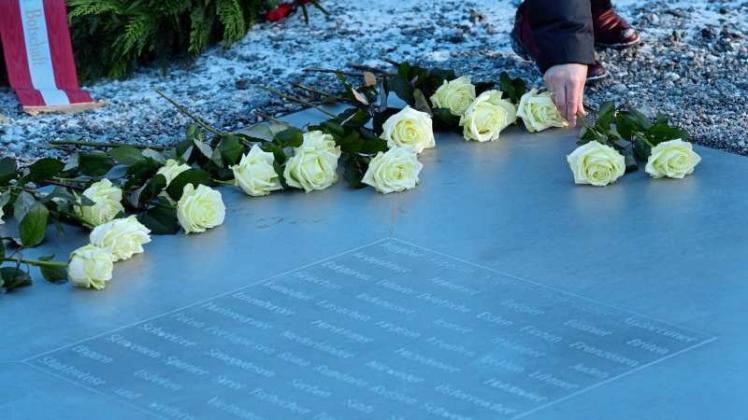 Gedenken ist die Aufgabe aller: Thüringer Politiker und Bürger gedenken am 27. Januar 2017 im früheren Konzentrationslager Buchenwald bei Weimar (Thüringen) der Opfer des Nationalsozialismus und legen weiße Rosen auf einer Gedenkplatte nieder. 