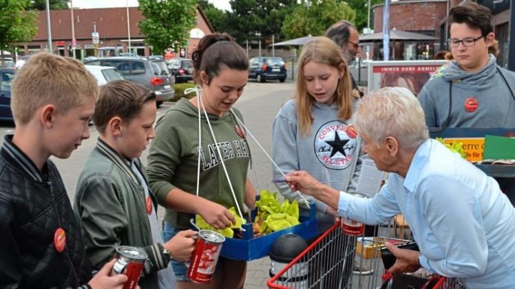 Bauchladen und Spendendose: (v. l.) Pierre, Lennart, Leana, Paula und Dominik sammeln vor Famila in Ganderkesee Spenden für Straßenkinder. 
