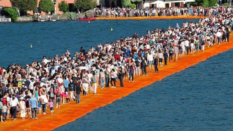 Kunst als Spektakel: Installationskünstler ließ tausende Menschen über seine safrangelben Stege im italienischen Iseo-See flanieren. Die Bilder der „Floating Peers“ gingen 2016 um die Welt. 