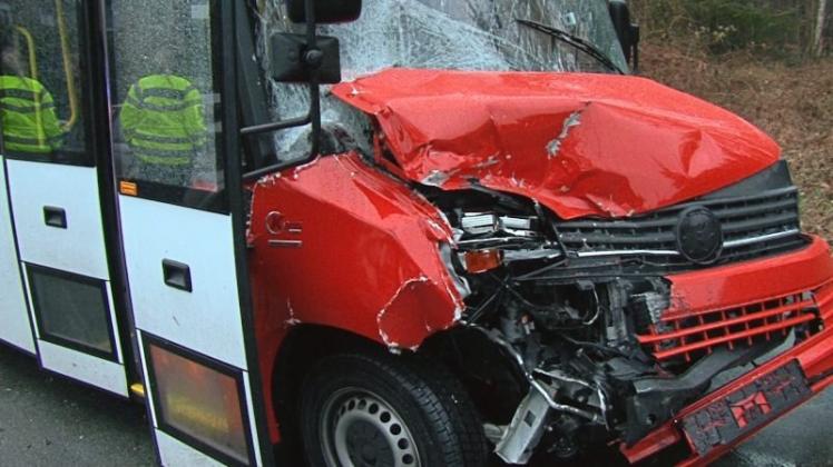 Rückblick: Erst am 17. Februar war ein Bürgerbus in Stenum bei einem Unfall völlig zerstört worden. Jetzt hat es wieder gekracht – derselbe Fahrer war am Steuer.  