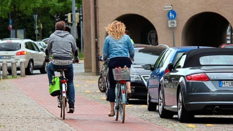 Parken neben dem Radfahrweg: Das Parken für Autos auf dem Bismarckplatz ist ab Freitag zeitlich unbegrenzt möglich. Symbolfoto: Frederik Grabbe Parken neben dem Radfahrweg: Das Parken für Autos auf dem Bismarckplatz ist ab Freitag zeitlich unbegrenzt möglich. Symbolfoto: Frederik Grabbe