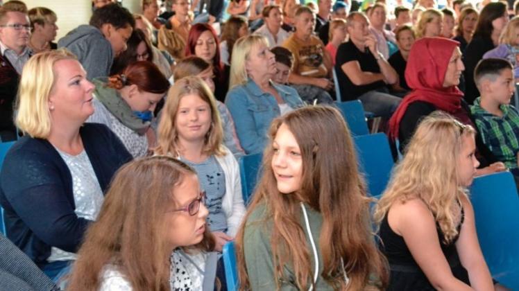 Zu Beginn des ersten Schultags an der Oberschule in Bookholzberg wurden die Fünftklässler noch von ihren Eltern begleitet. Nach der Begrüßung in der Aula ging es in die Klassen. 