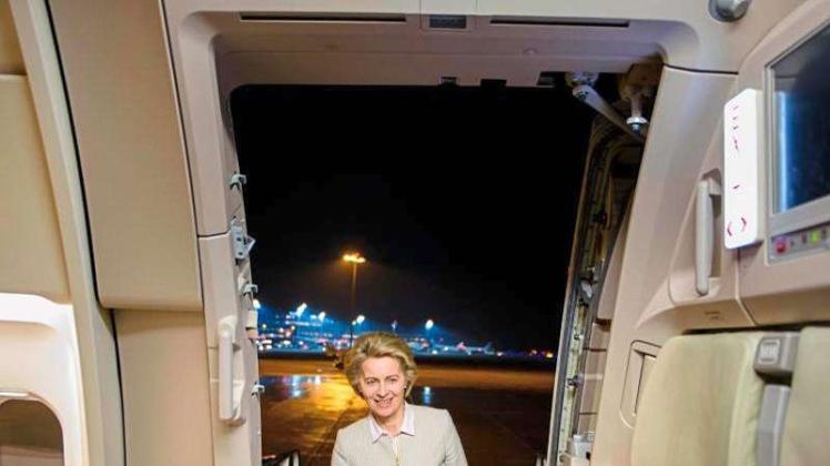 Die Verteidigungsministerin steigt auf dem Flughafen Hannover-Langenhagen in einen Airbus A 319 der Flugbereitschaft der Bundeswehr, um nach Washington D.C. zu fliegen. 