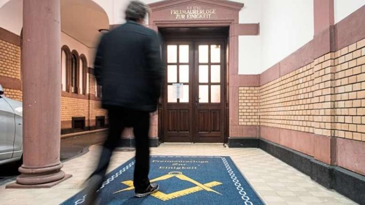 Symbolischer Bund: Eingang zum Haus der Freimaurer-Loge „Zur Einigkeit“ in Frankfurt am Main. Symbolischer Bund: Eingang zum Haus der Freimaurer-Loge „Zur Einigkeit“ in Frankfurt am Main.