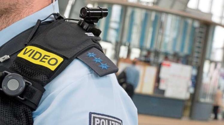 Ein Bundespolizist mit Bodycam. 