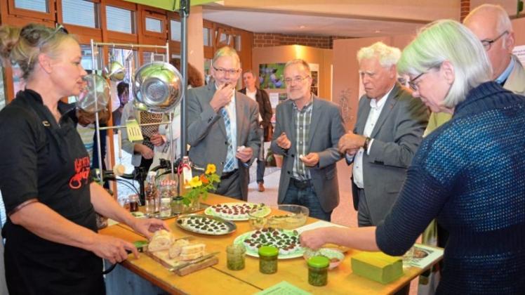 Künstlerin Jaana Prüss (links) gab bei der Projektpräsentation einen kulinarischen Exkurs am Küchenmobil. 