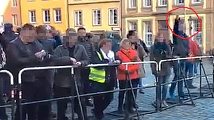 Die Polizei bezweifelt, dass ein Mann am 18. April auf der AfD-Veranstaltung auf dem Marktplatz den sogenannten Hitlergruß gezeigt hat. Screenshot: noz.de