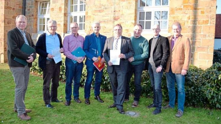 Sie haben die Gebietskooperation Artland/Hase gegründet (von links): Martin Meyer Lührmann (Kreisjägermeister), Hartmut Escher (Geschäftsführer Terra-Vita), Reinhold Heidemann (Fachdienstleiter Samtgemeinde Bersenbrück), Georg Lucks (Geschäftsführer Unterhaltungsverband Mittlere Hase), Horst Baier (Samtgemeindebürgermeister), Jürgen Herpin (Geschäftsführer Dachverband Hase), Ludger Bernhold (Landwirtschaftskammer) und Friedrich Willms (HOL Bersenbrück). 