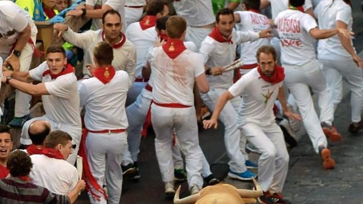Die Stiere kommen, die Schaulustigen bringen sich in Sicherheit: Die Stierhatz in Pamplona hat eine lange Tradition, ist inzwischen aber umstritten. 