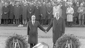 Der französische Staatspräsident Francois Mitterrand (li.) und Bundeskanzler Helmut Kohl reichen sich über den Gräbern von Verdun die Hand. 