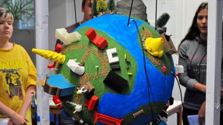 Die Figuren auf dieser Weltkugel produzierten die Schüler mit einem 3D-Drucker. 