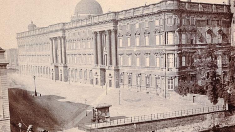 Das historische Postkarten-Foto aus der Zeit um 1878 zeigt das Königliche Schloss von der Südseite am Schlossplatz in Berlin, 