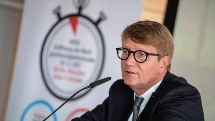 Bahnvorstand Ronald Pofalla stellte die neue Hochgeschwindigkeitsstrecke als „Meisterleistung“ der Ingenieure vor. 