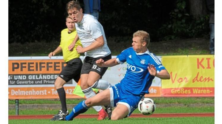 Hinspiel-Held: Lars Scholz (links) schoss für den SV Atlas Delmenhorst beim 3:1 gegen den MTV Eintracht Celle um Malte Marquardt im August zwei Treffer. 