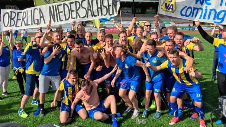 Riesenjubel in Delmenhorst: Der SV Atlas feiert Landesliga-Meisterschaft und Oberliga-Aufstieg. 