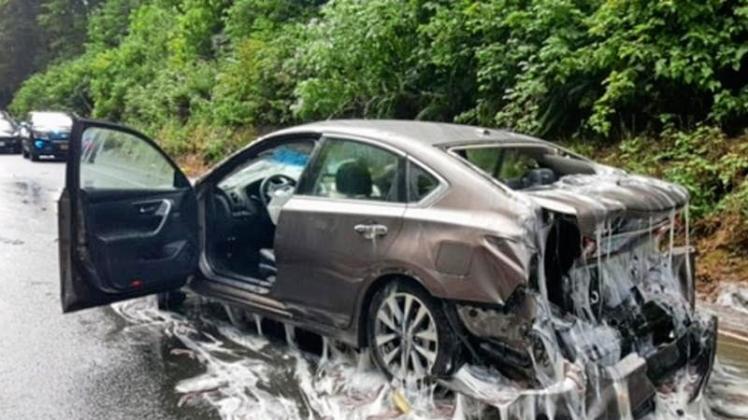 Eins der an dem Unfall in Depoe Bay, Oregon, beteiligten Fahrzeuge ist von weißem Schleim überzogen. 