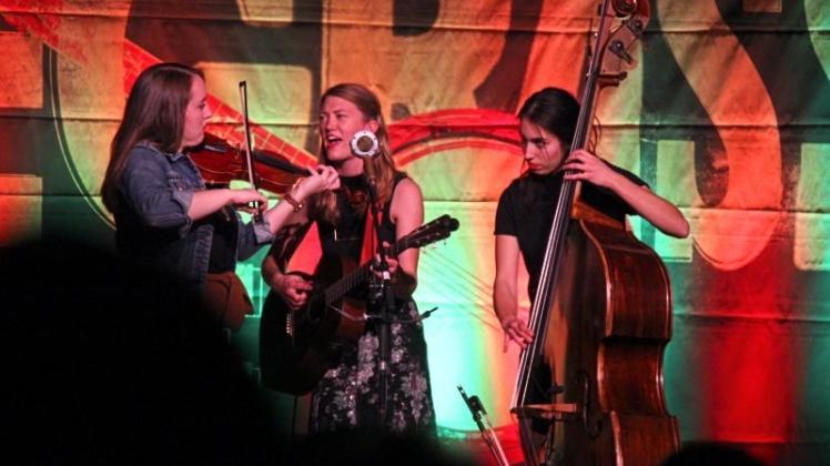 Bewiesen in der Varreler Gutsscheune ihre Hingabe zur Musik: Die Bostoner Bluegrass-Band „Lula Wiles“. 