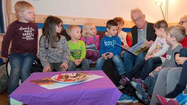Geschichten wie „Urmel fliegt zum Mond“ und „Wasserscheue Krokodile hat Oberbürgermeister Axel Jahnz den Kindern der Kita Süd vorgelesen. 