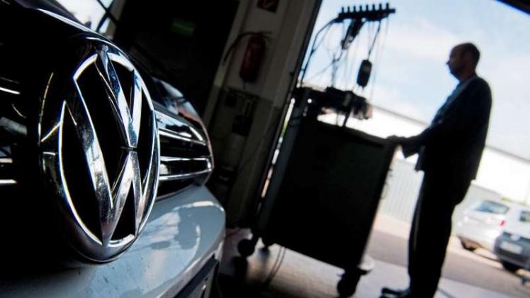 Weder Kraftfahrtbundesamt noch Verkehrsministerium geben eine Antwort auf die Frage: Bekommen nicht-umgerüstete Autos eine TÜV-Plakette? Weder Kraftfahrtbundesamt noch Verkehrsministerium geben eine Antwort auf die Frage: Bekommen nicht-umgerüstete Autos eine TÜV-Plakette?