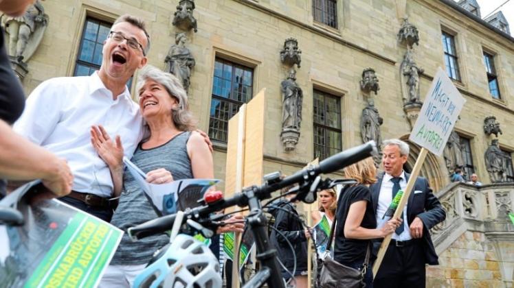 Volker Bajus (Grüne, links) in Feierstimmung: Die Grünen veranstalten unmittelbar vor der Ratssitzung einen Flashmob für einen autofreien Neumarkt. 