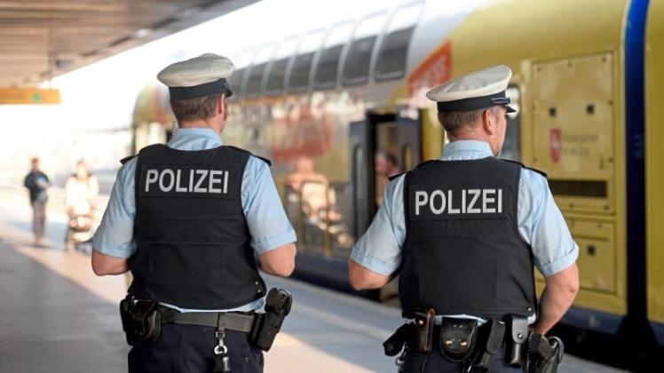 Ein Mann soll in einem Zug von Bremerhaven nach Bremen zwei 13-jährige Jungen bedrängt haben. Symbolfoto: dpa