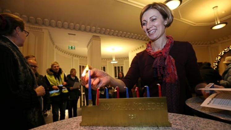 Rabbinerin Alina Treiger übernahm die feierliche Zeremonie im Rathaus und entzündete die Kerzen am Chanukka-Leuchter. 