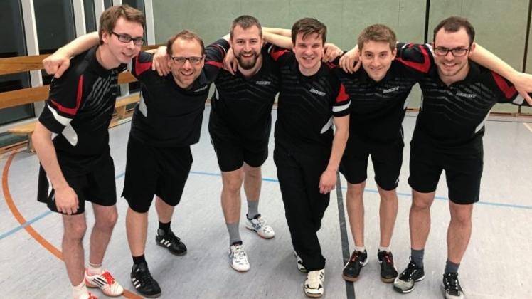 Aufsteiger in die 1. Bezirksklasse: Der TuS Hasbergen mit (von links) Kevin Knuth, Dominik Römer, Stefan Gode, Dirk Seidel (Mannschaftsführer), Gerrit Neumann und Robert Grützmacher. Es fehlt Stephan Piper. 
