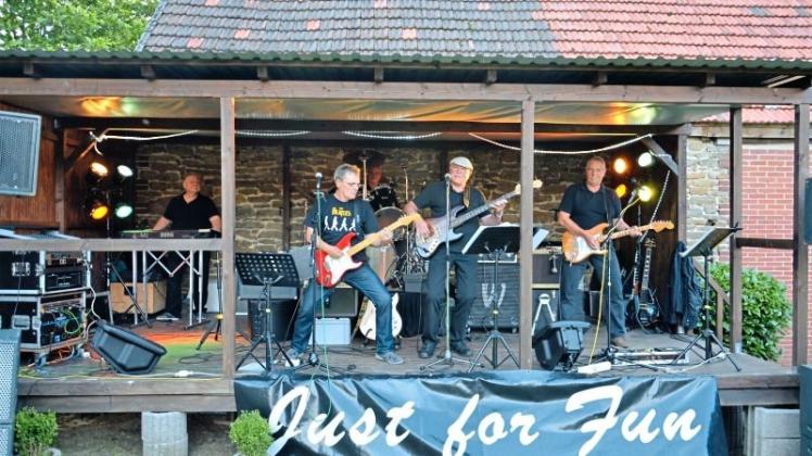 Just for Fun unterhielt am Samstagabend ein weiteres Mal im Rahmen des Sommerkulturprogramms das Publikum auf dem Campingplatz Waldwinkel mit Oldies aus der zweiten Hälfte des letzten Jahrhunderts. Fotos: Holger Schulze