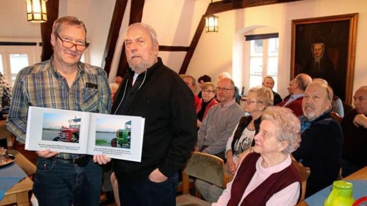 Johannes Koehl (links) und Horst Wendt berichteten auf Einladung des Heimatvereins Kloster Oesede von ihrer Traktor-Oldtimer-Fahrt nach Dänemark. 