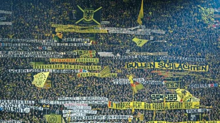 Borussia Dortmund muss nach den Zuschauer-Vorkommnissen beim Bundesligaspiel gegen RB Leipzig harte Strafen befürchten. Der Kontrollausschuss des Deutschen Fußball-Bundes (DFB) fordert die Sperrung der Stadion-Südtribüne in einer Erstligapartie und 100 000 Euro Strafe. 