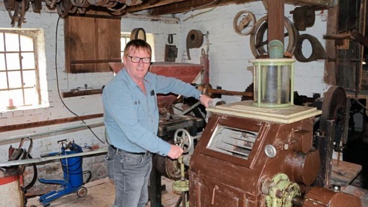 Am Mühlentag will Holger Paulsen diesen Mahlgang in „Lampen Mühle“ in Ahausen in Betrieb nehmen. 