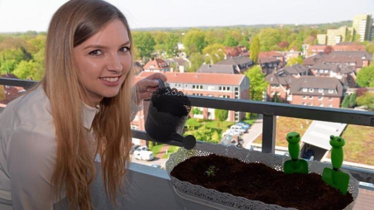 Volontärin Kristina Müllerund ihr Blumenkasten auf dem Balkon: Mit viel Liebe soll es hier wachsen und gedeihen. 