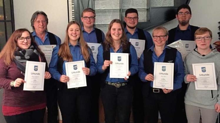 Die Geehrten des Musikvereins Nortrup: Sonja Pollmann, Dieter Schlüwe, Karoline Hilpert, Jan Rechtien, Lara Övermeyer, Oliver Arndt, Anja Meyer, Marc Austermühle und Vanessa Gatzemeyer, (von links nach rechts). Es fehlt Philipp Gatzemeyer. 