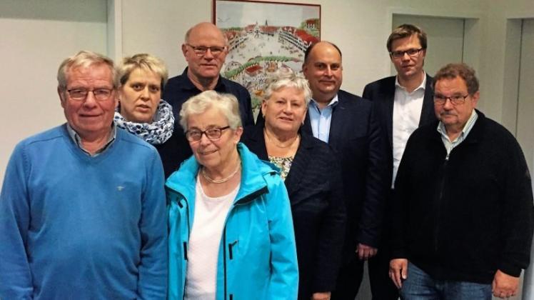 Die Landtagskandidaten Christian Fühner (CDU, 2. von links) und Christian Otten (SPD, 3. von links) haben mit dem Bezirksvorstand der Katholischen Arbeitnehmerbewegung (KAB) über verschiedene Themen gesprochen. 