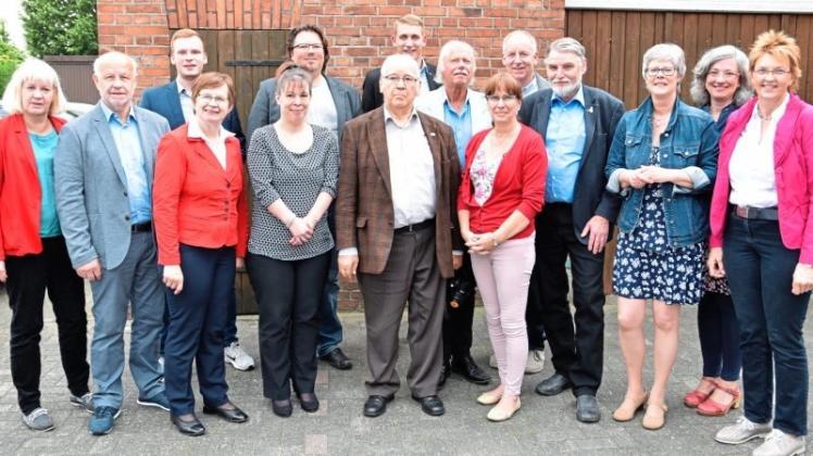 Der neue Vorstand des SPD-Unterbezirks Oldenburg-Land um den Vorsitzenden Axel Brammer (4. von links) hat sich am Samstag formiert. 