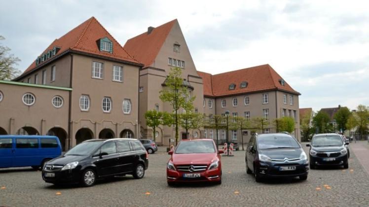 Gut angenommen: Am Montag nutzten einige Autofahrer die neuen Parkmöglichkeiten auf dem Bismarckplatz vor dem Rathaus. Hier ist eine Stunde parken kostenfrei. 